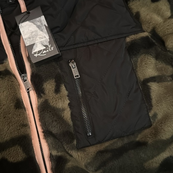 Rails Wesley Camo Quilted Fleece Women’s XL NWT 225$ - Picture 4 of 8